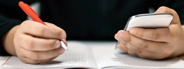 Niño con teléfono inteligente haciendo la tarea. Concepto de aprendizaje . —  Fotos de Stock