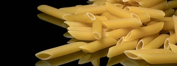 Ruwe Italiaanse pasta. Ruwe Penne. — Stockfoto