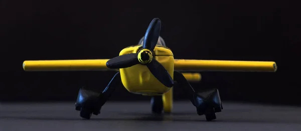 Avion jouet jaune. Avion jouet sur fond noir — Photo