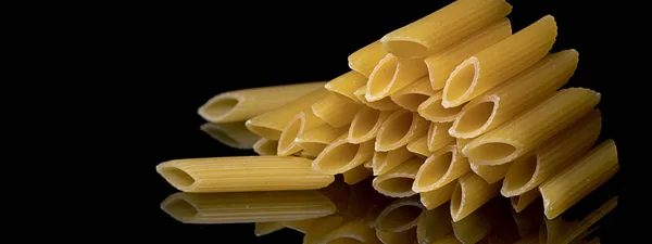 Ruwe Italiaanse pasta. Ruwe Penne. — Stockfoto