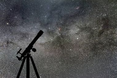 Teleskop, yıldızlı gökyüzü, Samanyolu silüeti
