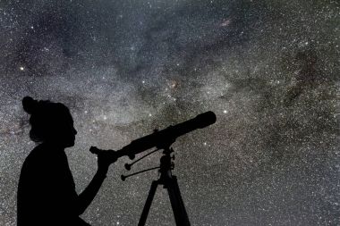 Onun yanında teleskopuyla yıldızlara bakarak kadın