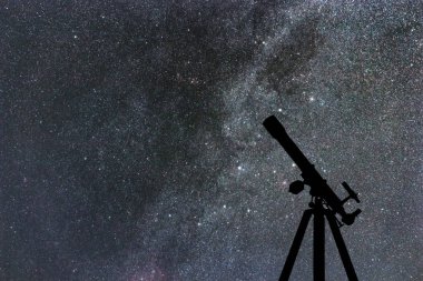 Teleskop, yıldızlı gökyüzü, Samanyolu silüeti