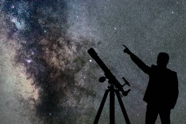 Samanyolu. Gece gökyüzünde yıldızlar ve ayakta adam silüeti