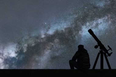 Yıldızlara, astronomi teleskop bakarak adam. Samanyolu yıldızlı 