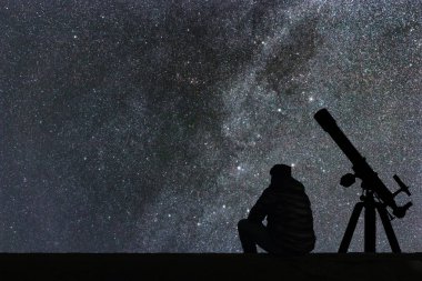 Yıldızlara, astronomi teleskop bakarak adam. Samanyolu yıldızlı 