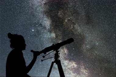 Onun yanında teleskopuyla yıldızlara bakarak kadın