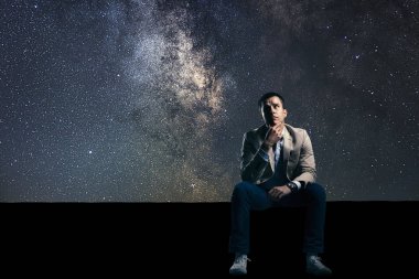 Yıldızlı gece gökyüzü endişe adam. Sorunları.