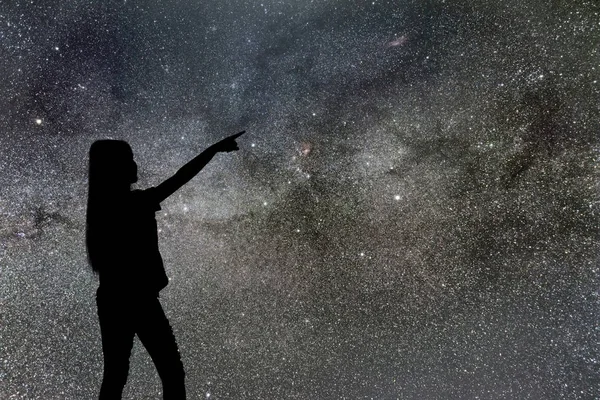 Siluett av kvinna stå ensam i natten Vintergatan och stjärnor — Stockfoto