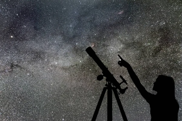 Rapariga a olhar para as estrelas. Telescópio Via Láctea — Fotografia de Stock