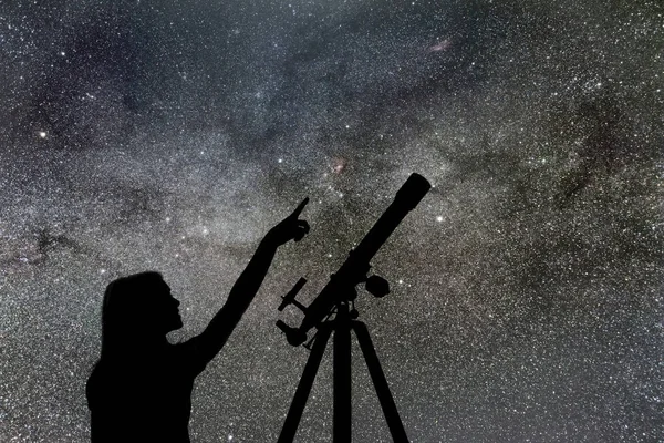 Rapariga a olhar para as estrelas. Telescópio Via Láctea — Fotografia de Stock