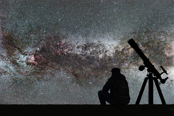 Yıldızlara, astronomi teleskop bakarak adam. Samanyolu yıldızlı 