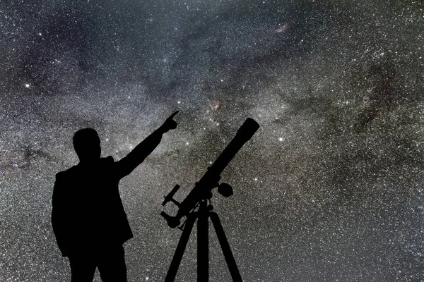 하 수 방법입니다. 밤 하늘 별과 서 있는 남자의 실루엣 — 스톡 사진