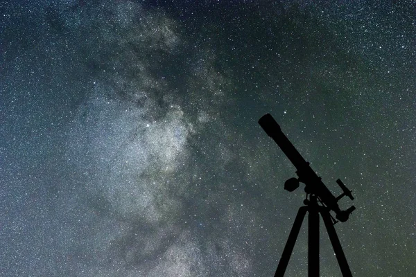 Teleskop, yıldızlı gökyüzü, Samanyolu silüeti