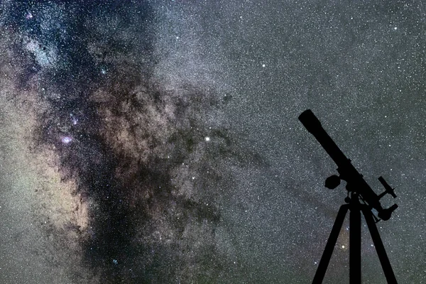 Teleskop, yıldızlı gökyüzü, Samanyolu silüeti