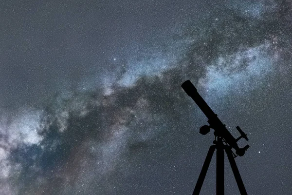 Silueta del Telescopio, cielo estrellado, galaxia de la Vía Láctea — Foto de Stock