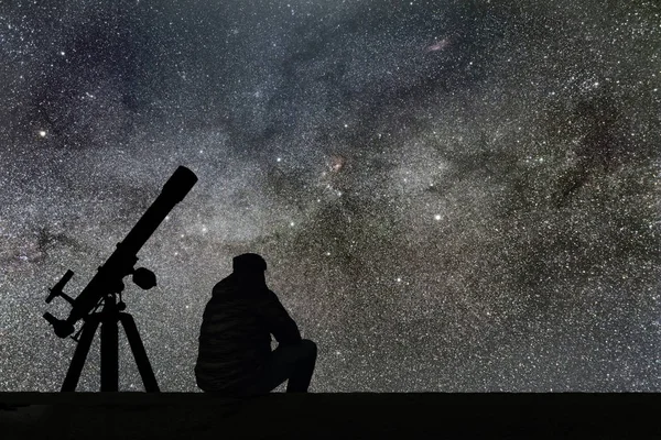 Yıldızlara, astronomi teleskop bakarak adam. Samanyolu yıldızlı 