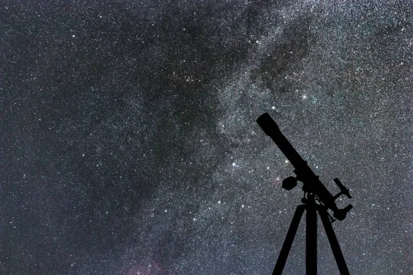Teleskop, yıldızlı gökyüzü, Samanyolu silüeti