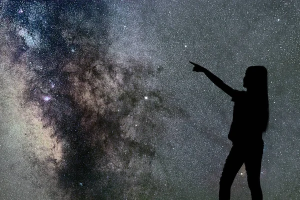 Silueta de mujer parada sola en la Vía Láctea nocturna y estrellas —  Fotos de Stock
