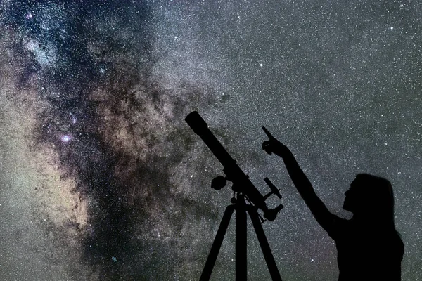 Rapariga a olhar para as estrelas. Telescópio Via Láctea — Fotografia de Stock