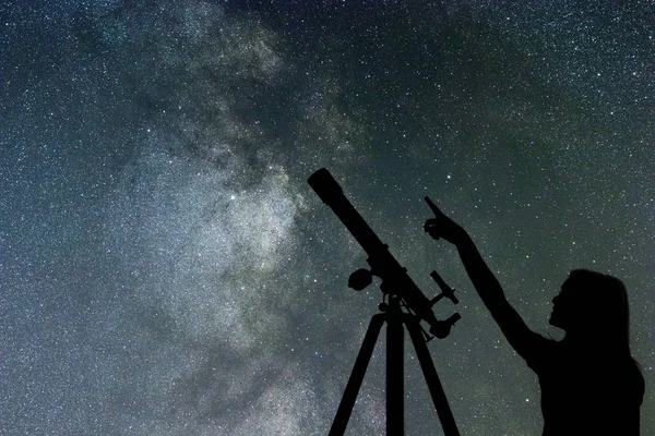 Yıldızlara bakarak kız. Teleskop Samanyolu 