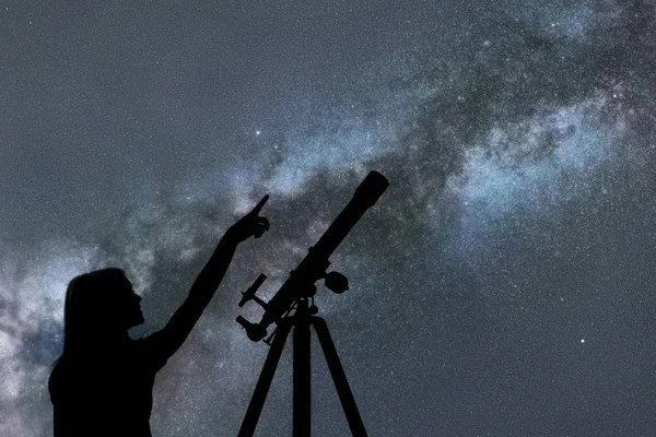 女孩望着星星。望远镜银河系 — 图库照片