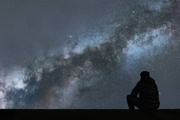 Via Láctea. Céu noturno com estrelas e silhueta sozinho homem olhando — Fotografia de Stock