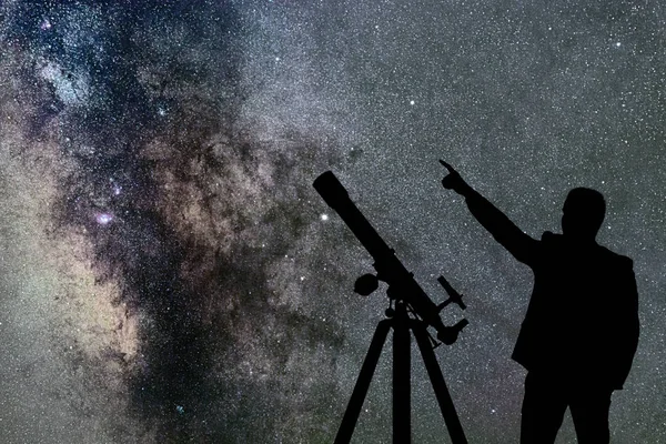 Млечный Путь. Ночное небо со звездами и силуэтом стоящего человека — стоковое фото