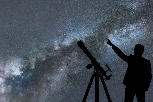 Milky Way. Nachtelijke hemel met sterren en silhouet van een staande man — Stockfoto