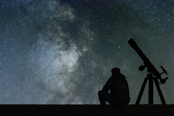 Yıldızlara, astronomi teleskop bakarak adam. Samanyolu yıldızlı 