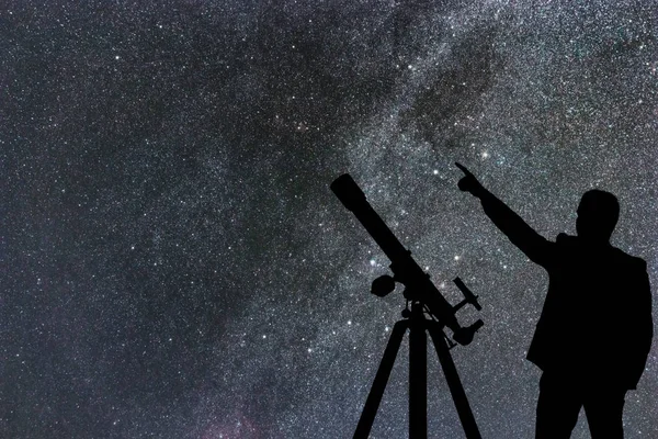 Samanyolu. Gece gökyüzünde yıldızlar ve ayakta adam silüeti