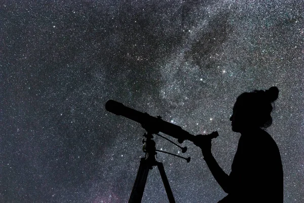 Onun yanında teleskopuyla yıldızlara bakarak kadın