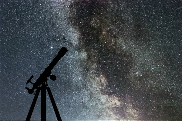 Силует телескоп, зоряне небо, галактики Чумацький шлях — стокове фото
