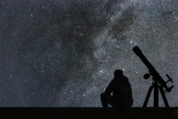 Homem a olhar para as estrelas, telescópio de astronomia. Via Láctea estrelado — Fotografia de Stock