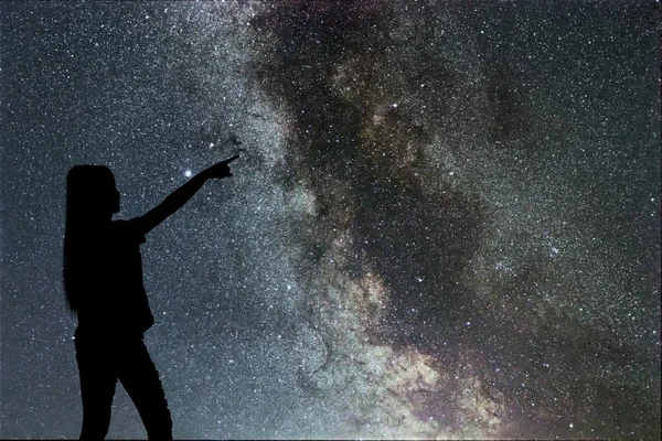 Silueta de mujer parada sola en la Vía Láctea nocturna y estrellas —  Fotos de Stock