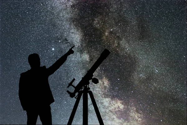 Vía Láctea. Cielo nocturno con estrellas y silueta de un hombre de pie —  Fotos de Stock