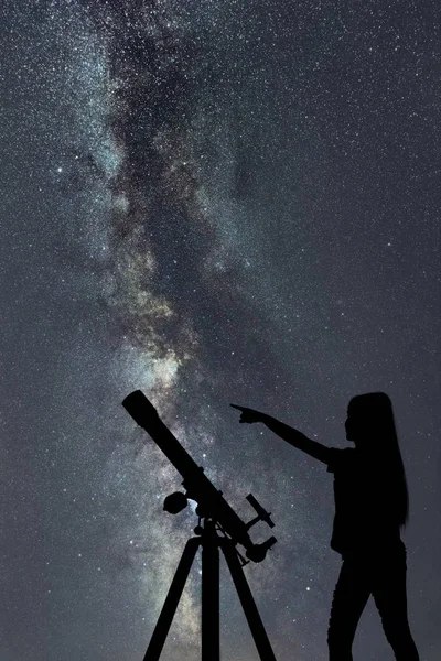 Девушка смотрит на звезды. Телескоп Млечный путь — стоковое фото