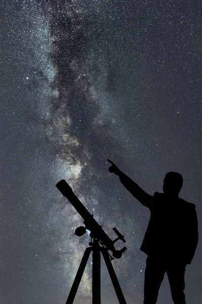 Samanyolu. Gece gökyüzünde yıldızlar ve ayakta adam silüeti