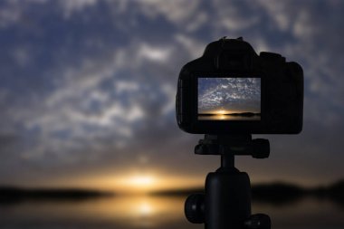 Günbatımı Fotoğraf. Fotoğraf makinesi tripod Günbatımı ile. Günbatımı.
