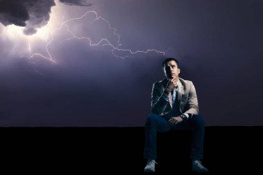 Gök gürültüsü fırtına endişeli adam. Sorunları. Sorun.