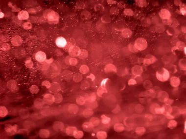 Soyut kırmızı Bokeh arka plan daireler. Kırmızı arka plan bulanık, t