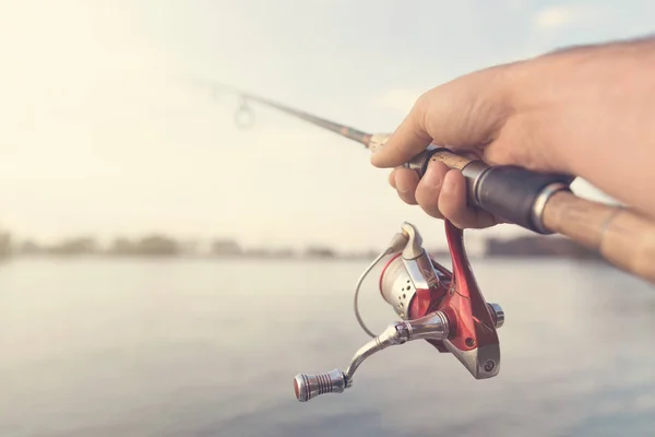 Vara Pesca Carretel Mão Segurando Profundidade Campo Rasa — Fotografia de Stock