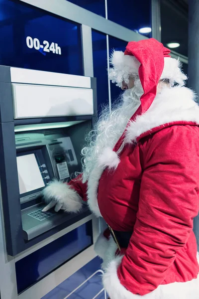 Santa Claus na bankomat. — Zdjęcie stockowe
