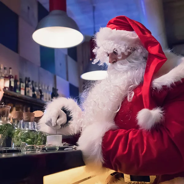 Santa Claus spoczywa w barze z gorącej cappuccino — Zdjęcie stockowe