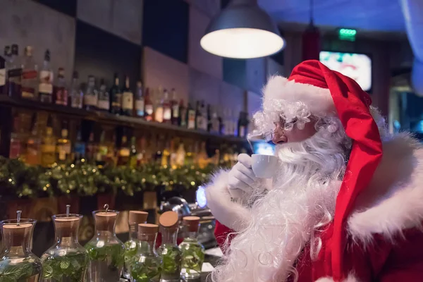Santa Claus spoczywa w barze z gorącej cappuccino — Zdjęcie stockowe