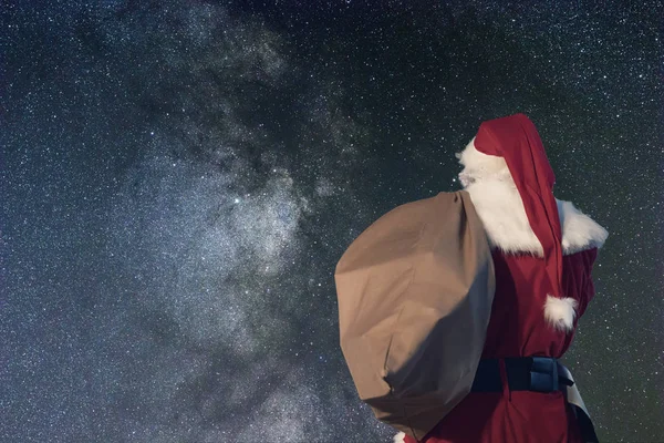 Санта Клаус с мешком. Волшебные рождественские огни — стоковое фото