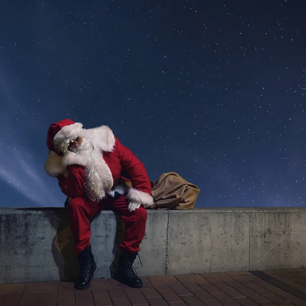Santa Clause s pytlem. Kouzelná vánoční osvětlení — Stock fotografie