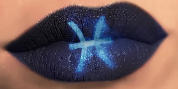 Son moda yaratıcı dudak makyaj. Pisce ile portre parlak parlak dudaklar — Stok fotoğraf