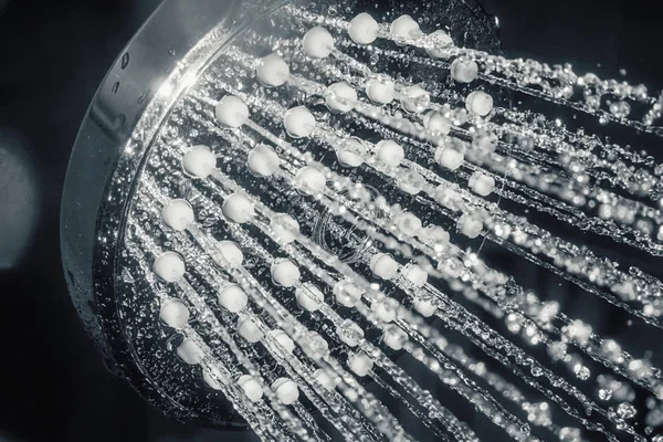 Pommeau de douche avec écoulement de l'eau gros plan — Photo