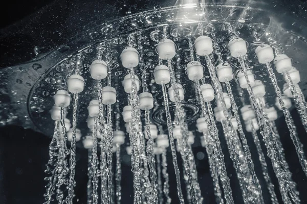 Soffione doccia con flusso di acqua primo piano — Foto Stock